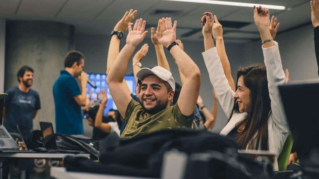 cultura de trabajo remoto, reunión de okrs